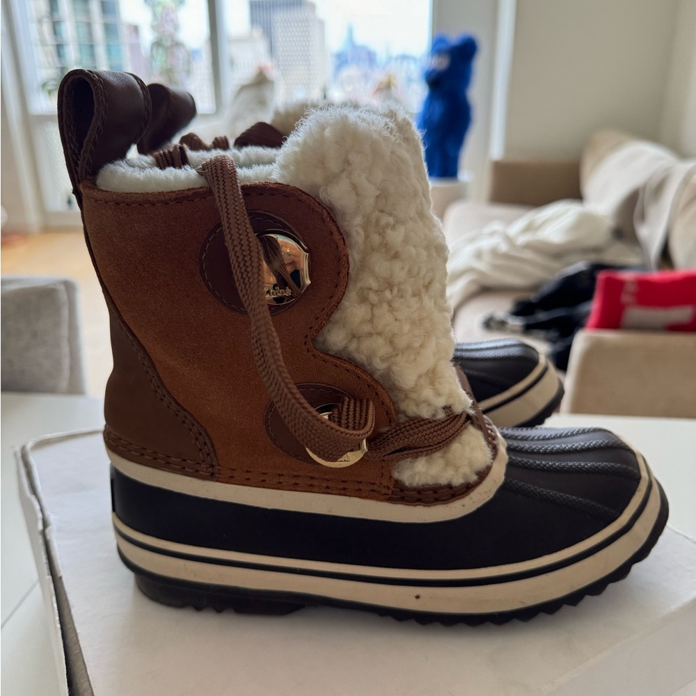 SOREL X CHLOE SHEARLING SNOW BOOT SIZE 36